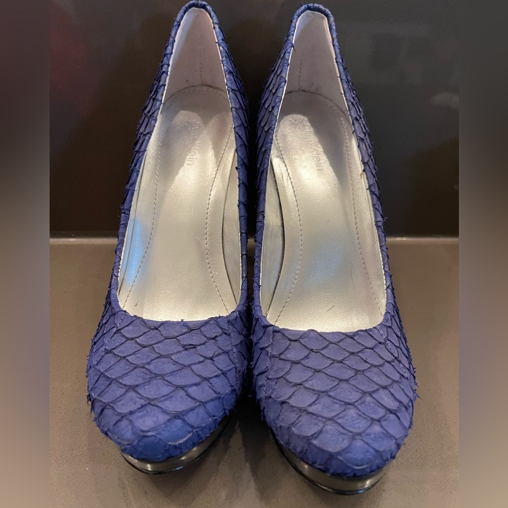 Calvin Klein Kendall Cobalt Blue Textured Scale Platform High Heels | Size 6.5 - Picture 2 of 5